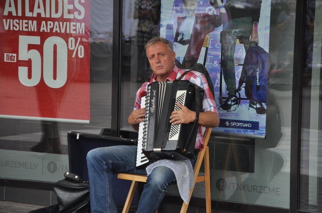 FOTO: Darbojas Vasaras ražas tirdziņš