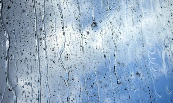 Brīvdienas būs pārsvarā mākoņainas, gaidāms arī lietus