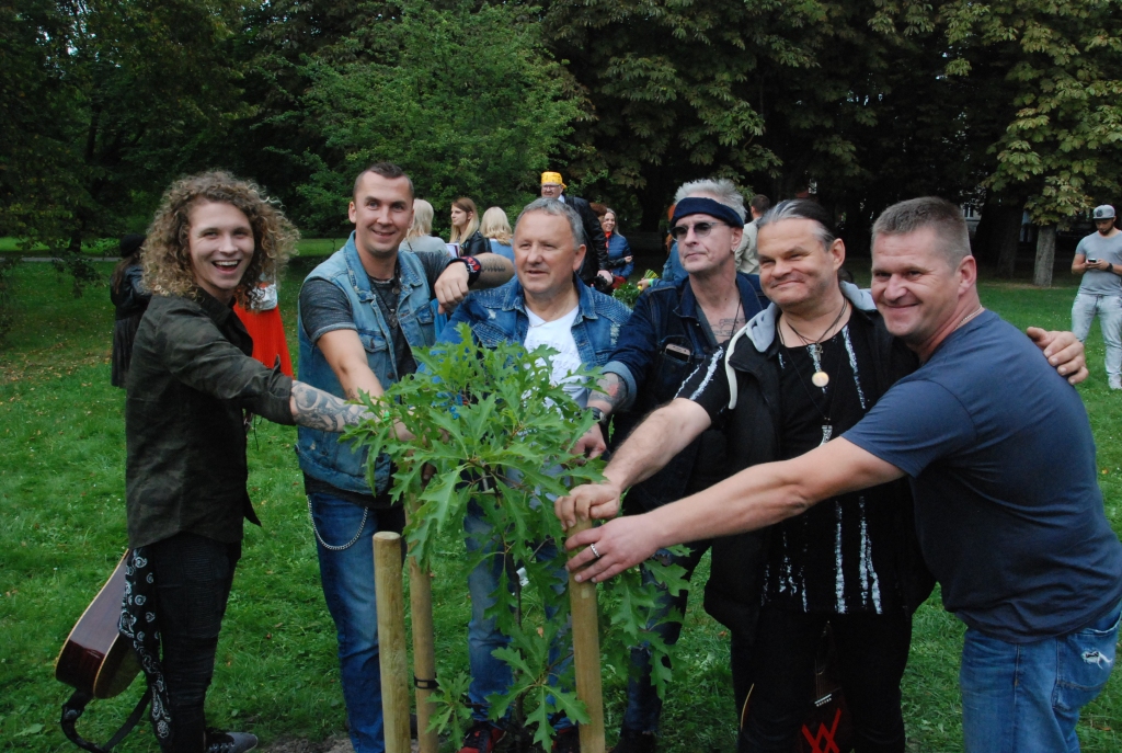 FOTO: "Līvu" mūziķi Liepājā iestāda Latvijas simtgadei veltītu ozolu