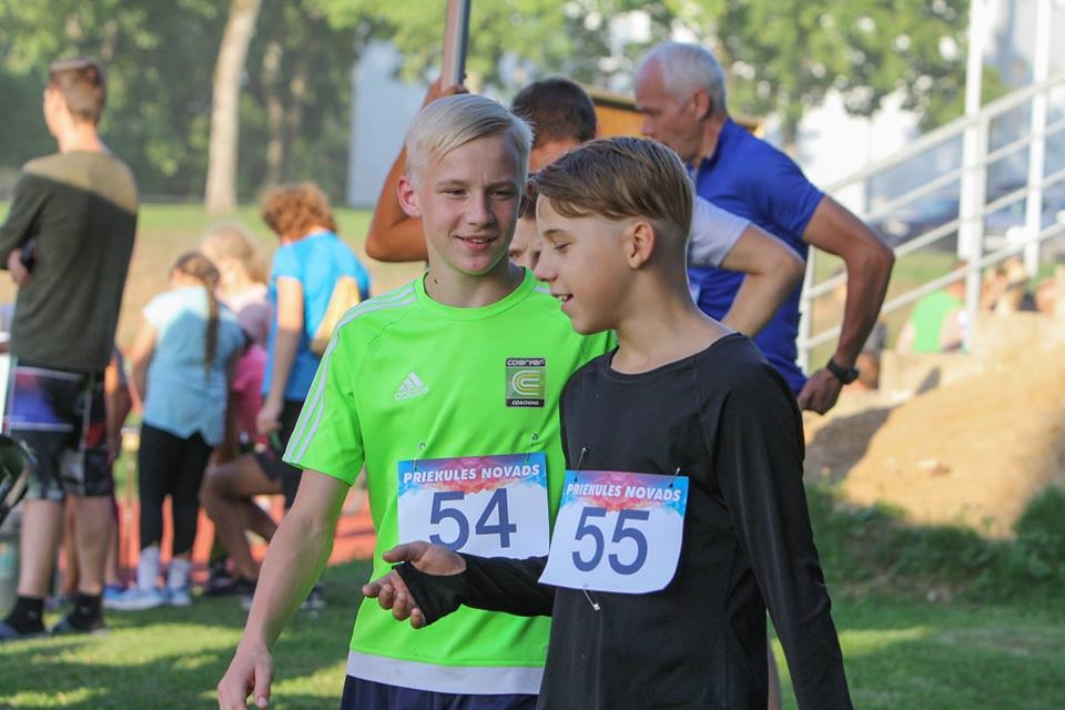 FOTO: 86 dalībnieki piedalās skriešanas izaicinājumā "Vakara riksis"