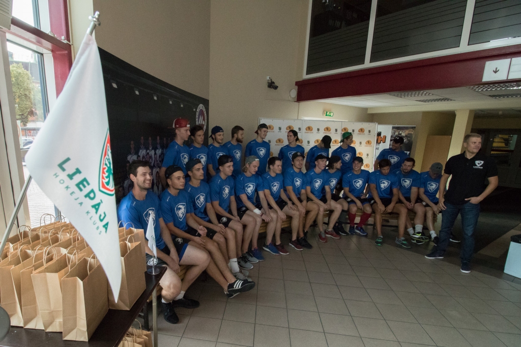 FOTO: "Liepājas" hokejisti izrāda faniem savas ģērbtuves