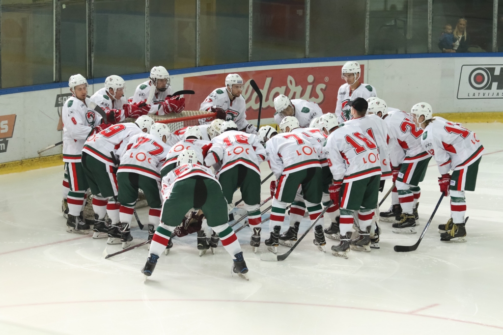 FOTO: "Liepājas" hokejisti "Amber Puck" turnīrā paliek trešajā vietā