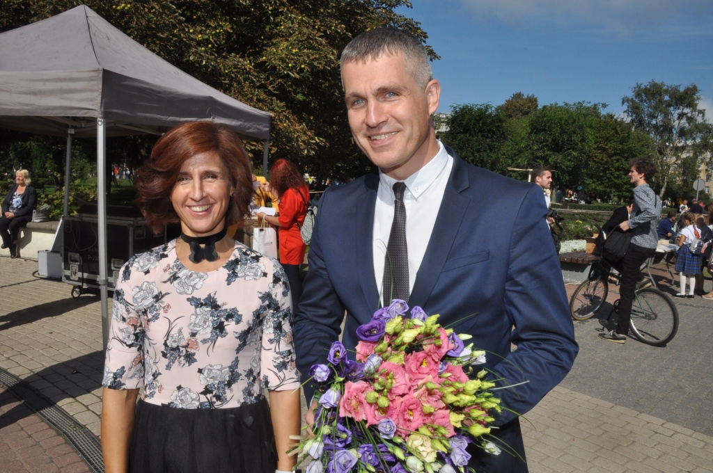 FOTO: Liepājā Jauno mācību gadu uzsāk ar ballīti Rožu laukumā