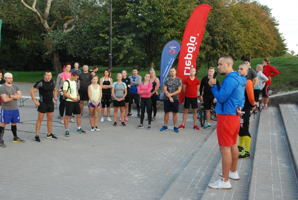 FOTO.VIDEO: Gaidāmajam Drosmes skrējienam gatavojas īpaši - pat skrienot jūrā