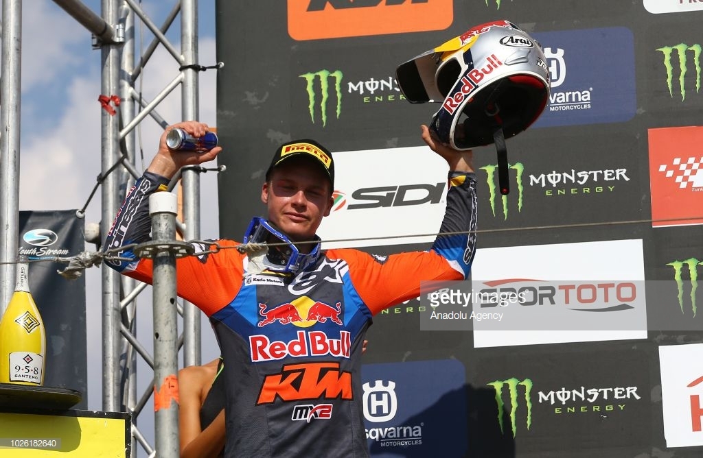 VIDEO: Jonass pēc sadursmes ar Prado iedzīvojies ceļgala savainojumā