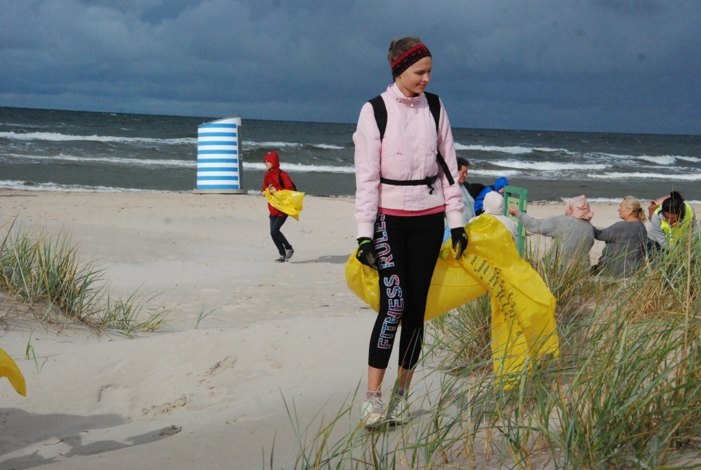 Iniciatīvas "Piekrastes tīrrade" pirmajā nedēļas nogalē sakopti 111 kilometri Latvijas piekrastes