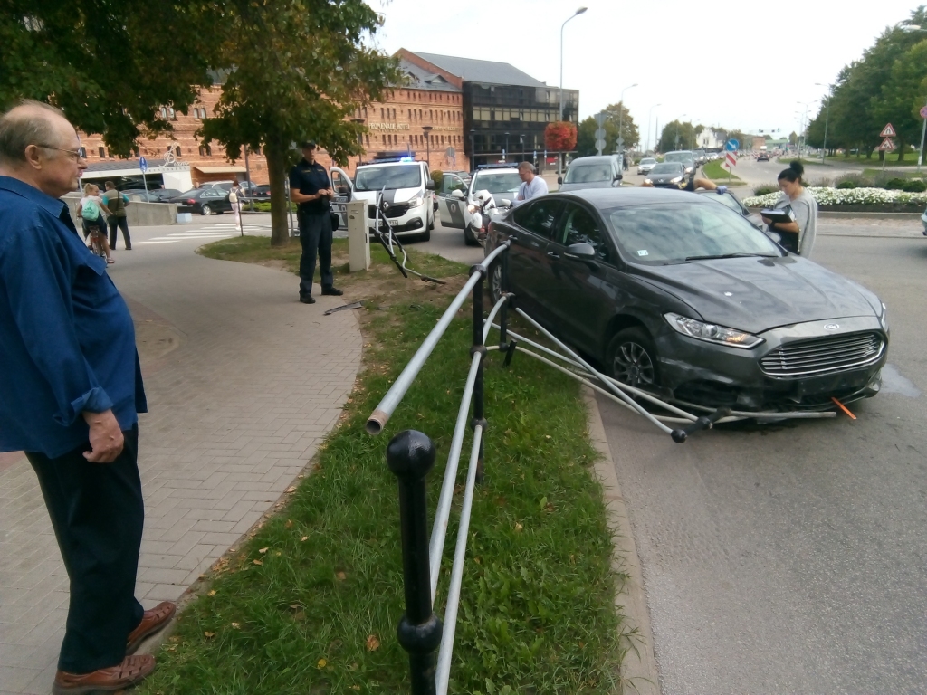 Narkotisko vielu reibumā neizbrauc apli pie "Lielā dzintara"