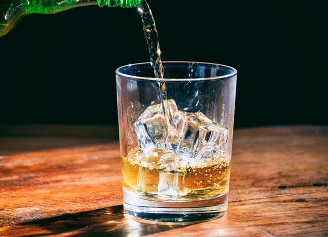 Nīcas novadā gada laikā atkārtoti pieķer jaunieti alkohola reibumā