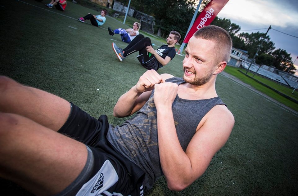 FOTO: Drosmes skrējienam gatavojas mākslīgā seguma futbola laukumā