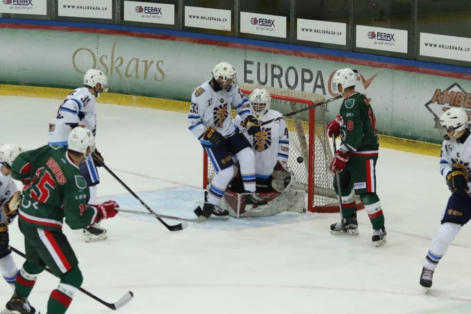 FOTO: "Liepājas" hokejisti pirmajā mājas spēlē pagarinājumā zaudē "Rīgai"