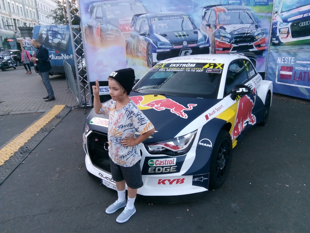 FOTO: Pasaules rallijkrosa zvaigznes pierūcina Vecrīgu un sniedz autogrāfus faniem