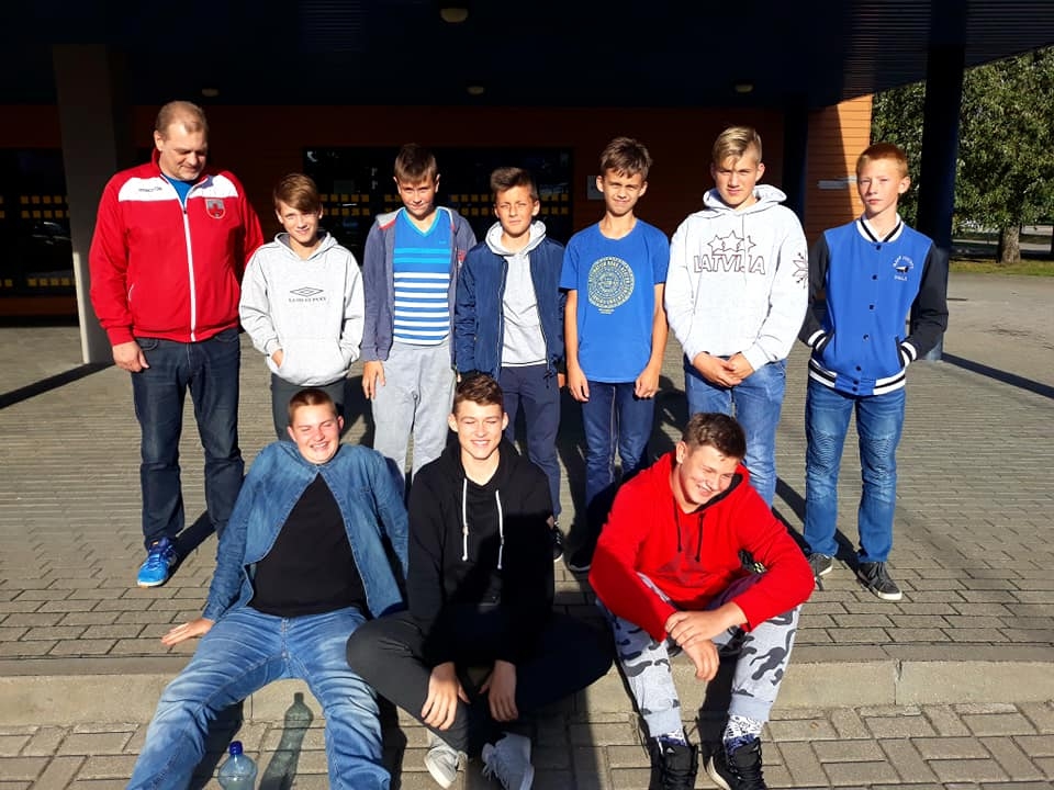 Aizputes jaunās volejbolistes izcīna zelta godalgas, pārspējot Šauļu un Tallinas vienaudzes