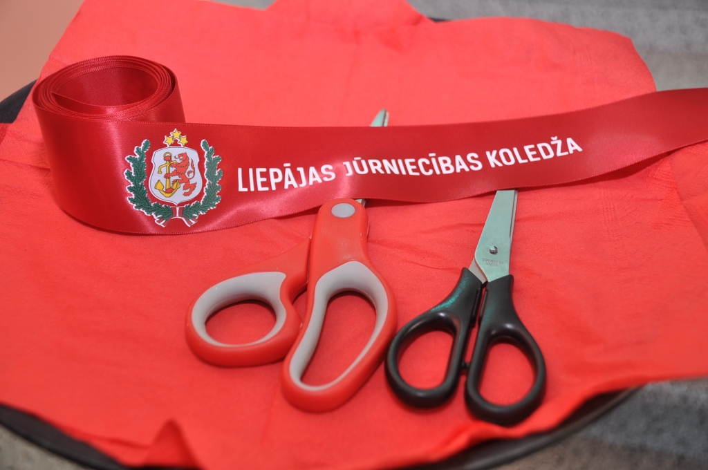 FOTO: Liepājas Jūrniecības koledžā atklāj jaunās telpas un mācību iekārtas