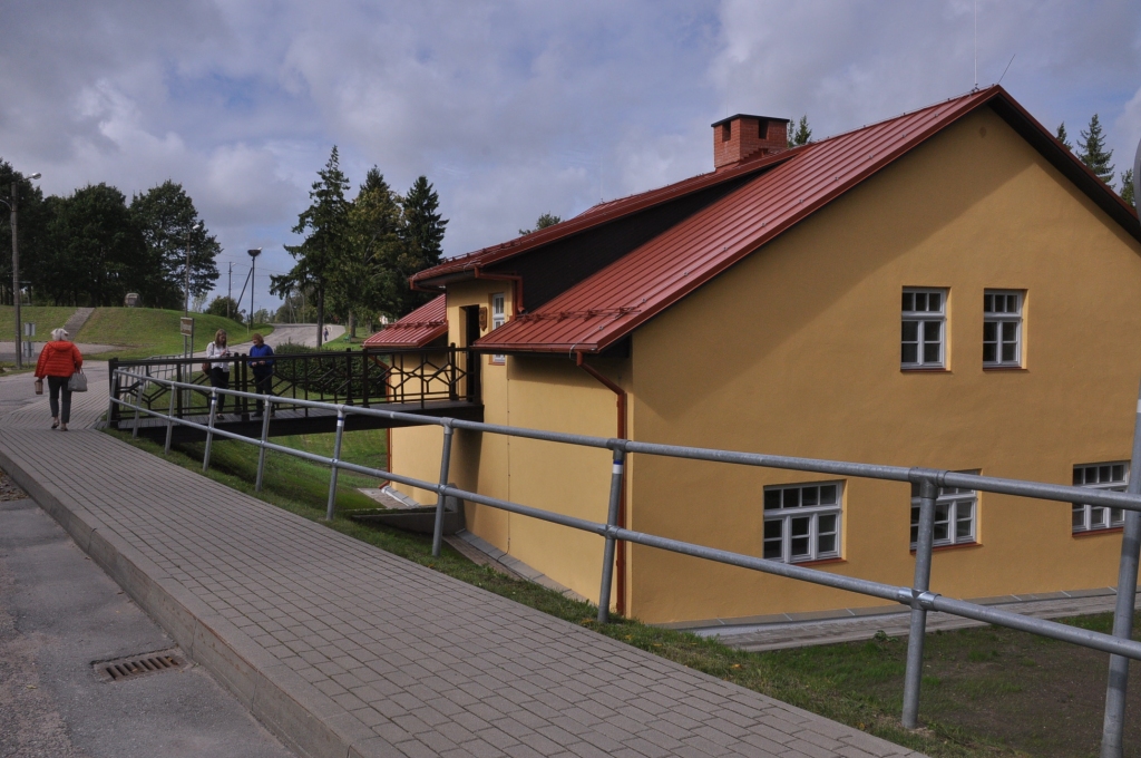 No jauna vērs Vērgales muzeja durvis