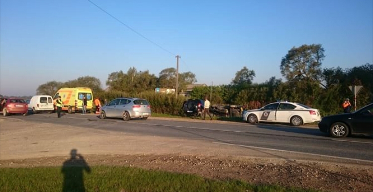 Trešdienas rītā smaga avārija Grobiņā, iebrauc grāvī un apgāžas arī Pāvilostas novadā