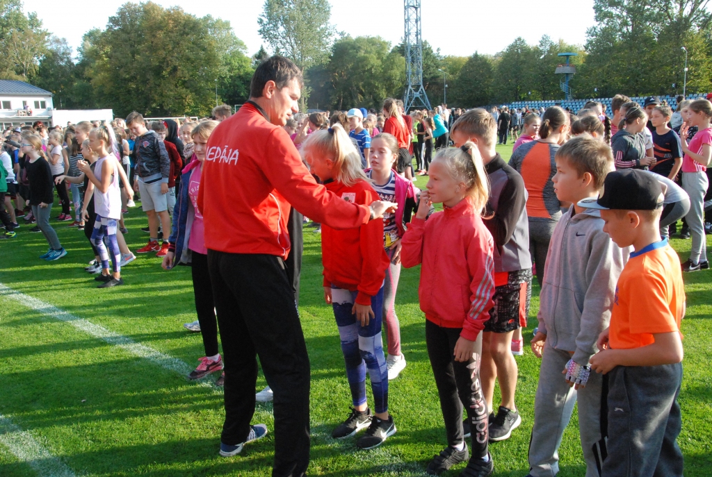 FOTO: Liepājas sportisti un skolēni kopā vingro "Olimpiskā dienā 2018"