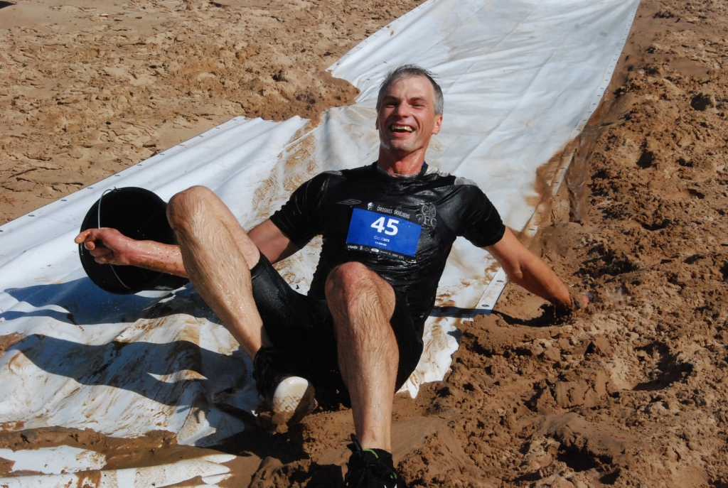 FOTO: Drosmes skrējiena dalībniekus finišā sagaida ekstrēma ledus vanna