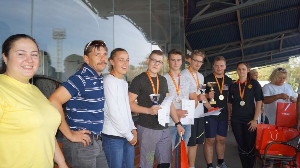 Liepājas skolēni sacenšas svaru stieņa spiešanā guļus 