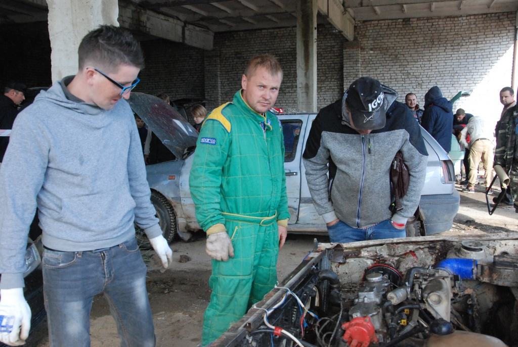 FOTO: Autokrosisti spēkojas Priekules trasē 