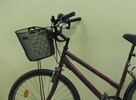 Liepājā nozog divus velosipēdus un uzlauž konteineru