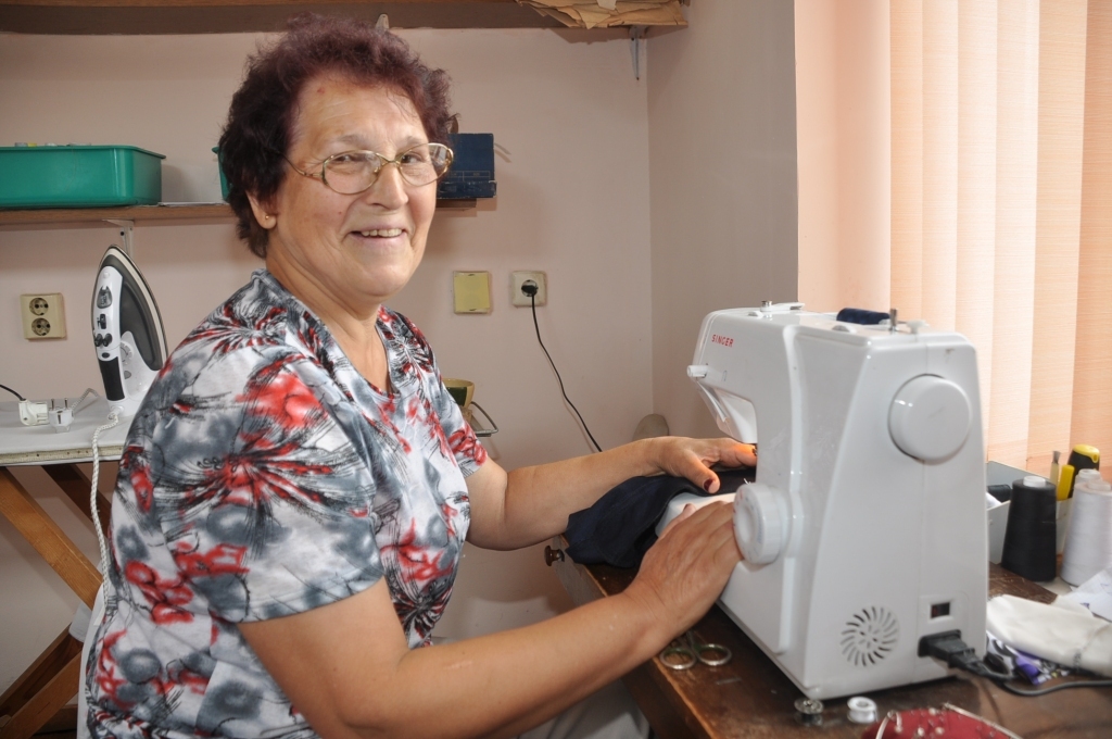 Aizputes šuvēja Erna Holštroma darbalaiku pielāgo klientiem