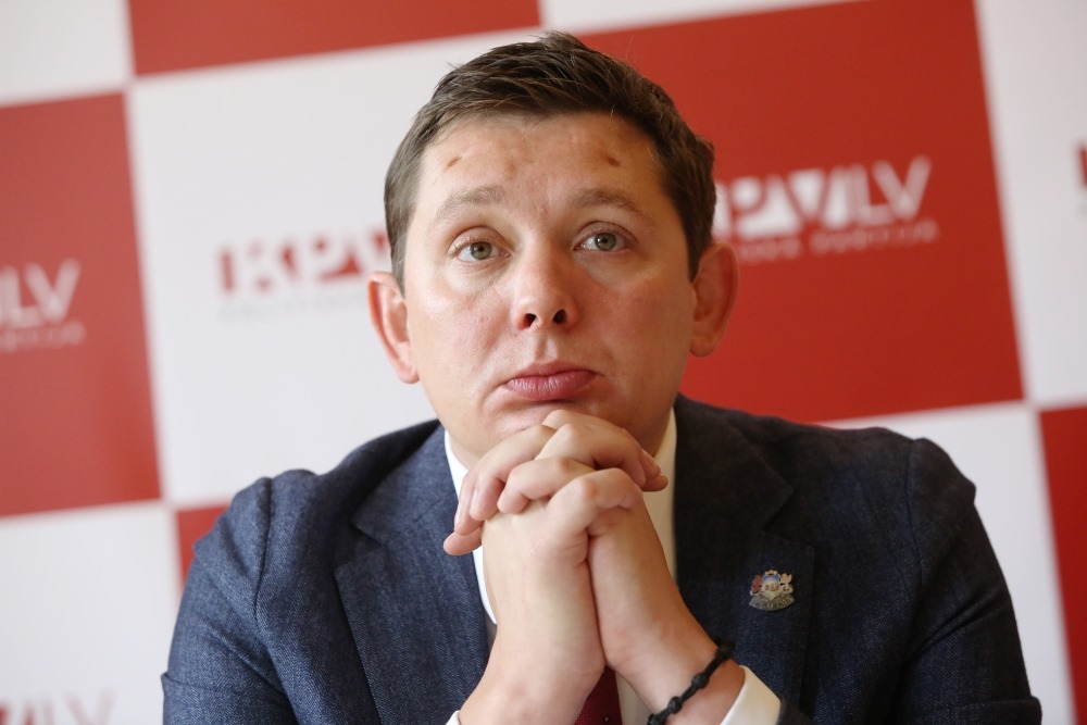 Visvairāk plusu - Dombrovskim un Kaimiņam; svītrojumu - Rasnačam, Strīķei un Kivičam