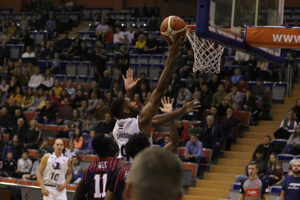 "Liepājas" basketbola klubs paraugmačā zaudē Lavāra Bola izveidotās līgas izlasei