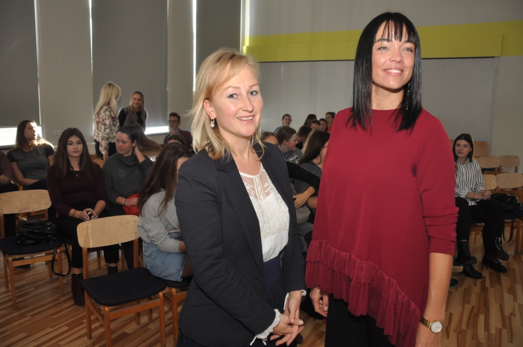FOTO: Diskusijā ar Sindiju Vildi un Andri Lanku tiekas Liepājas, Aizputes un Saldus skolēni