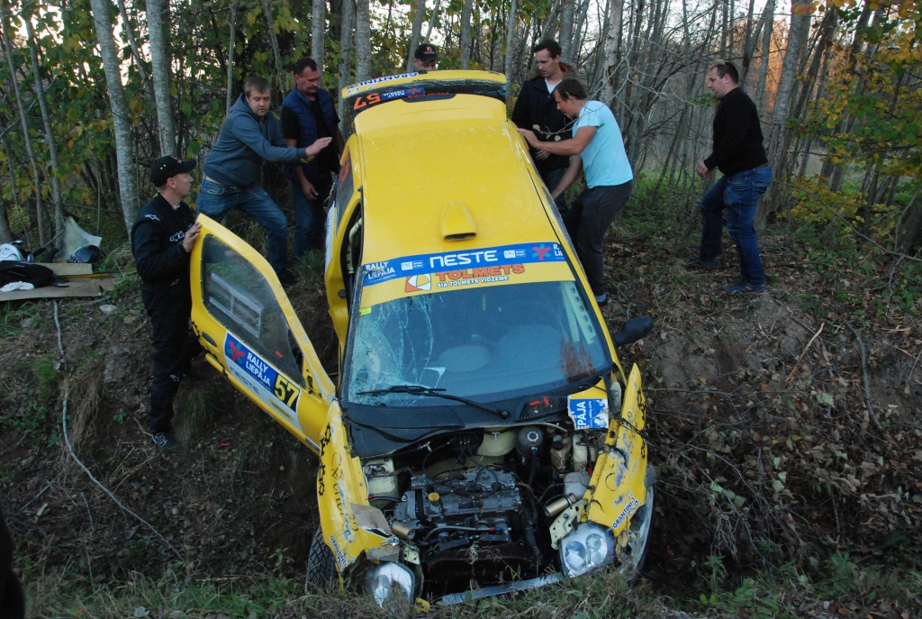 FOTO.VIDEO: Agra Upīša ekipāža uzmet četrus kūleņus Vecpils ātrumposmā 