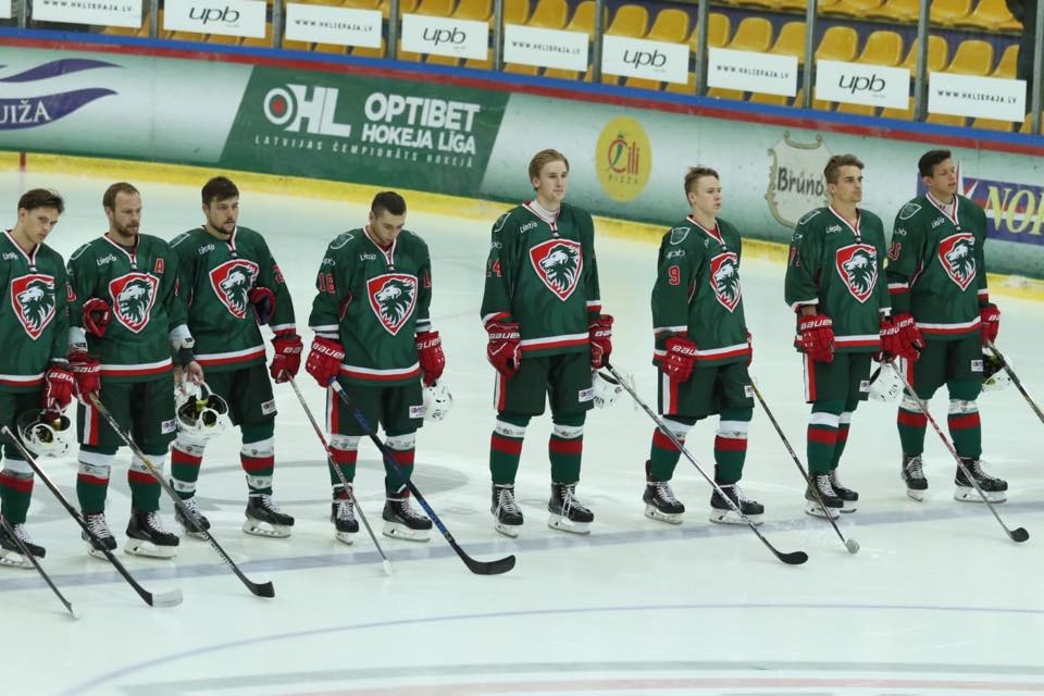 Liepājā nepabeidz hokeja maču, jo ledū tiek ierauti robi 