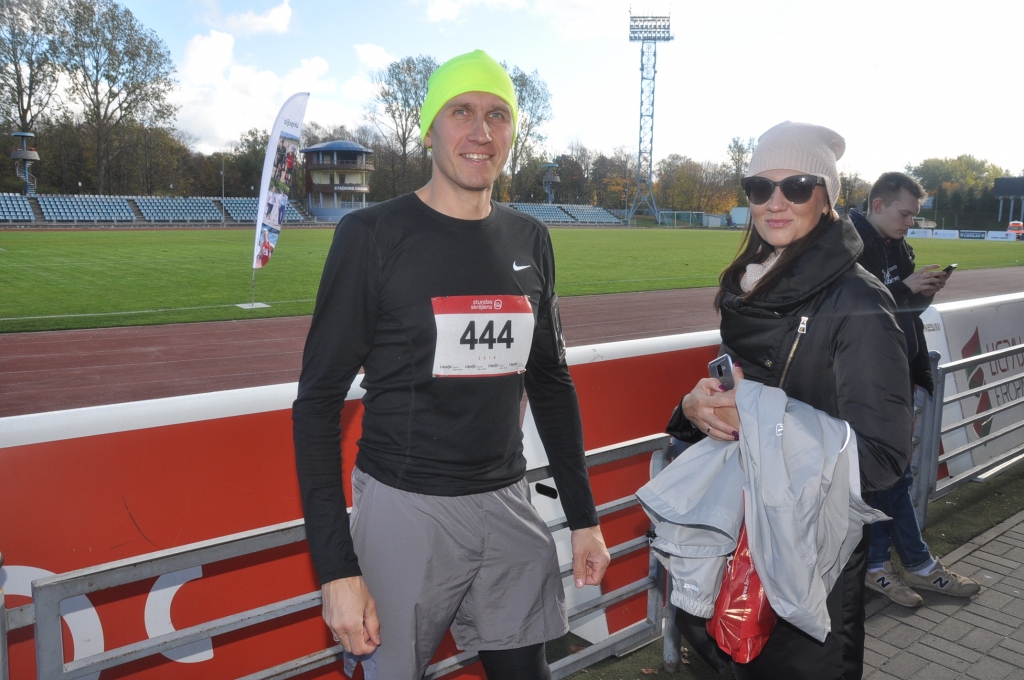 FOTO: Liepājā skrien Stundas skrējienu