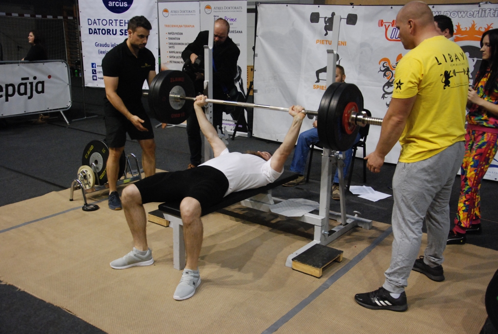 FOTO: Pēc 12 gadu pauzes Liepājā sacenšas svara stieņa spiešanā guļus