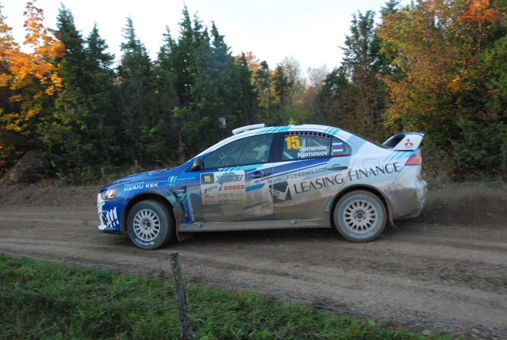 FOTO: Sāremā rallijs Latvijas līdzjutējus pievelk ar savu burvību 