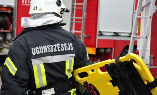 Ugunsdzēsēji paspēj novērst gāzes balonu eksploziju ugunsgrēkā Durbes pagastā