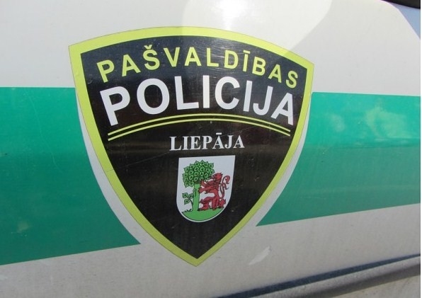 Ar aculiecinieka palīdzību Liepājā pusnaktī noķer iereibušu apķēpātāju