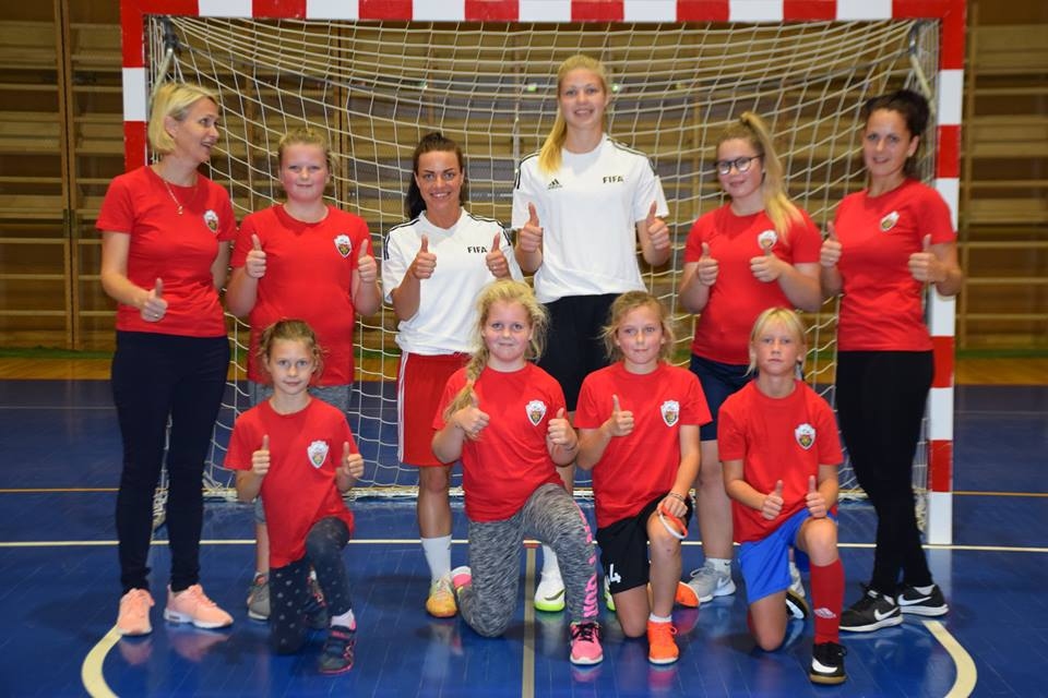 FOTO: Nīcā popularizē meitenēm futbolu