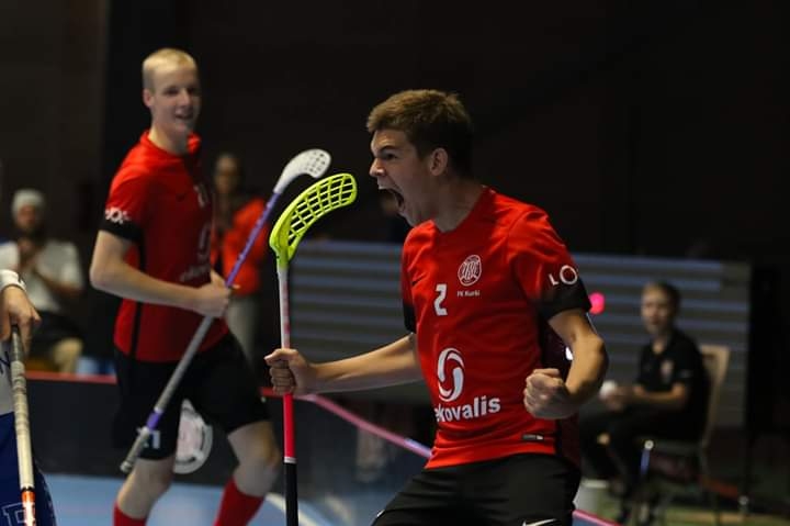 "Kurši"/"Ekovalis" florbolisti 23 vārtu spēlē sagrauj "Ogres Vilkus"