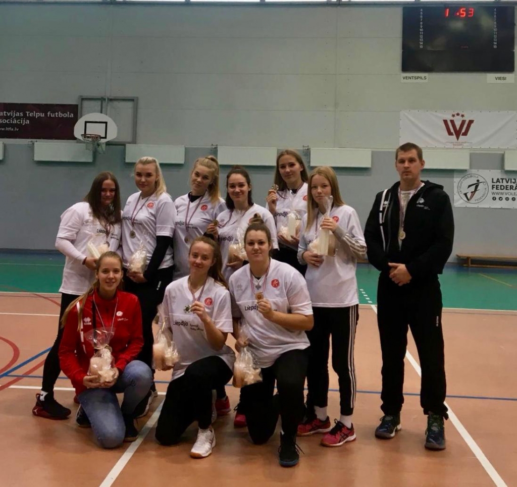 Liepājas volejbolistes otrās turnīrā Ventspilī un balvā saņem divas lielas picas 