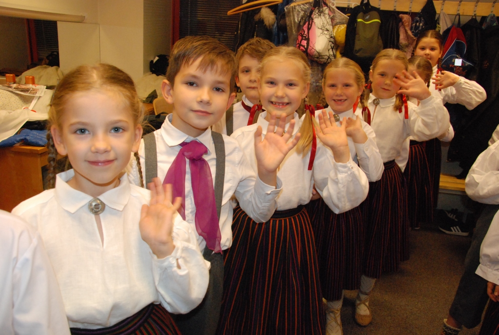 FOTO: Liepājas tautas deju kolektīvs “Vaduguns” svin 65 gadu jubileju