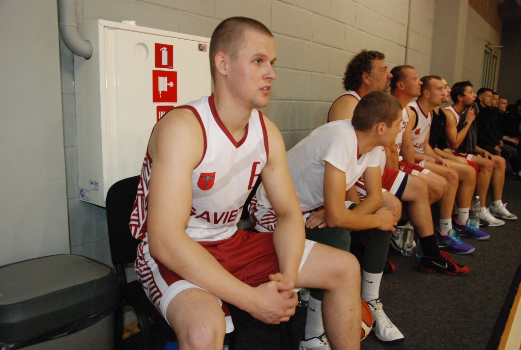 FOTO: Liepājas basketbola čempionāta pirmajās spēlēs uzvarētāju noskaidro pēdējās minūtēs