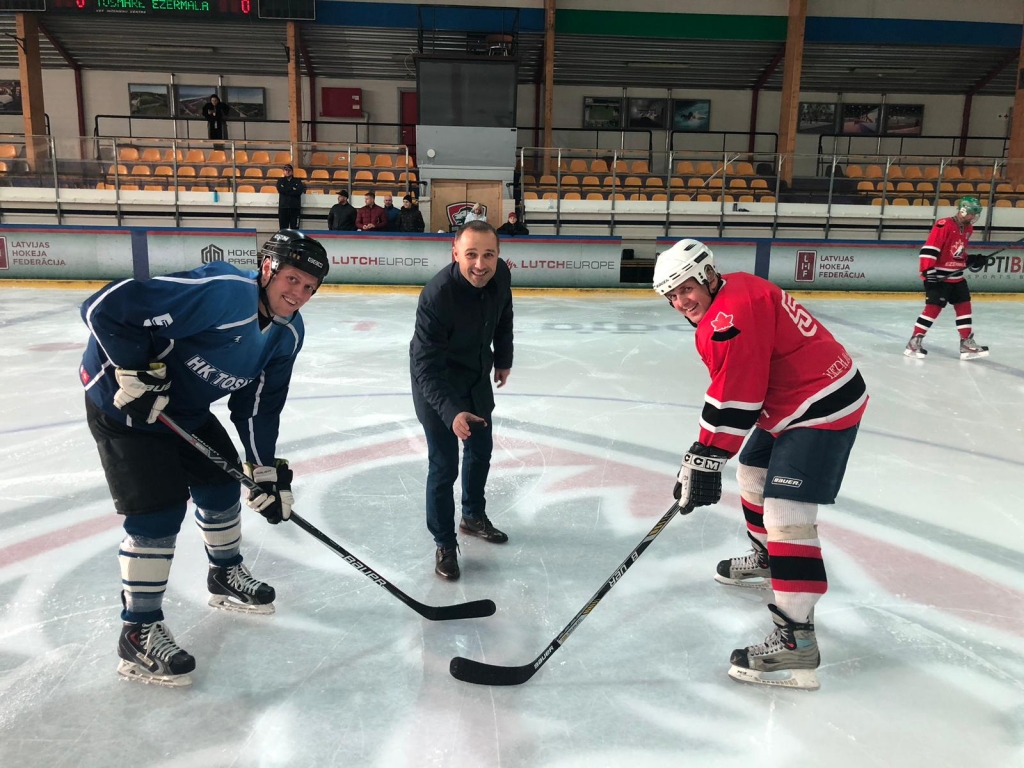 "Tosmare" un "ZigZag" ar uzvaru sāk Liepājas veterānu čempionātu hokejā