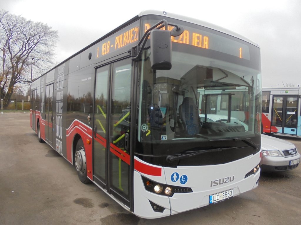 Iedzīvotāji var izteikt atsauksmes par jauno autobusu, ko testē Liepājas ielās