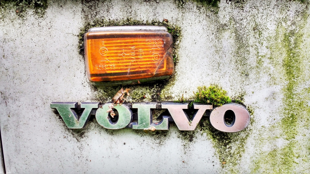 Liepājā vīrietis ar "Volvo" nedod ceļu jaunai dāmai ar "BMW"