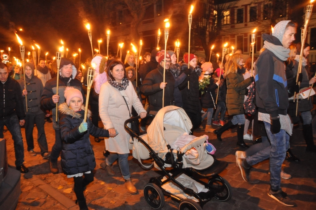 Liepājā Lāčplēša dienas lāpu gājienā piedalījušies aptuveni 6000 dalībnieku