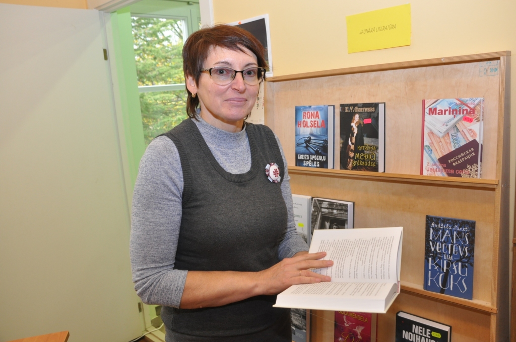 Jaunā bibliotekāre Zinta Miezīte, kaut Kazdangā nodzīvojusi vairāk nekā 30 gadus, tikai tagad sāk iepazīt vietējos