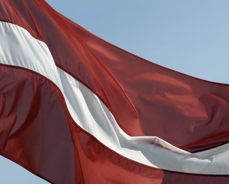 Liepājā no mājas nozog Latvijas karogu