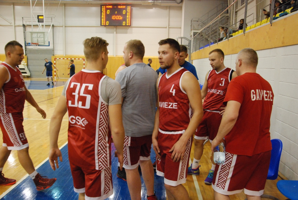 FOTO: "Fēnikss" un "Bārta" uzvar Grobiņas novada basketbola čempionāta spēlēs