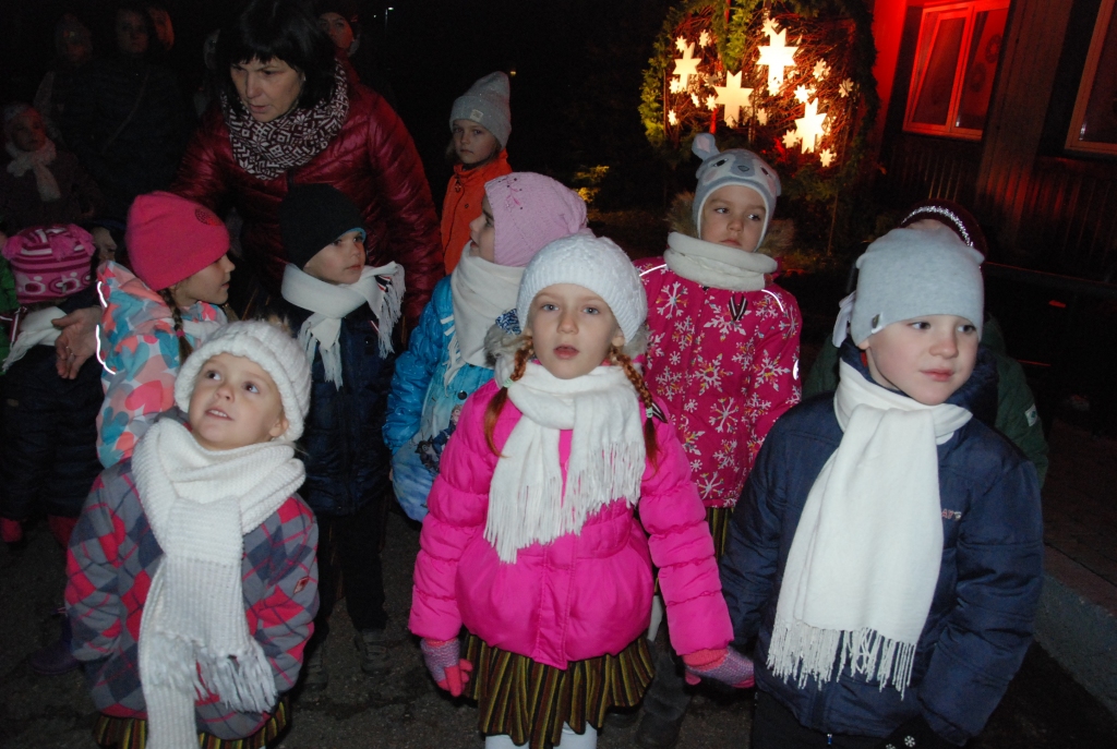 FOTO: Bērni Grobiņā Latvijas dzimšanas dienai velta vēl neredzētu koncertu