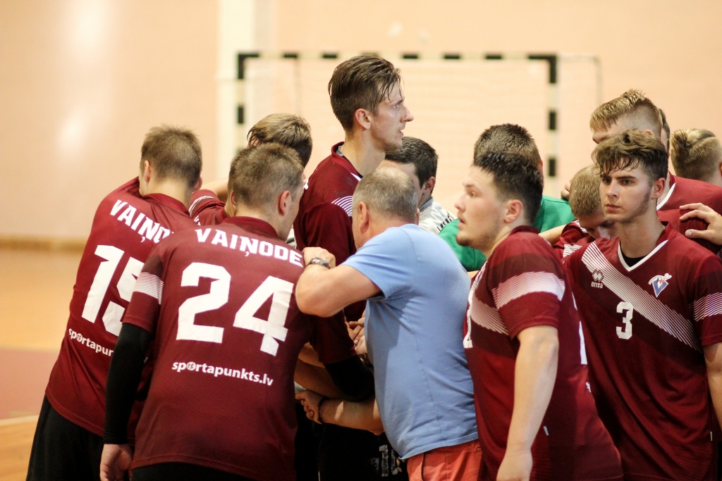 "Vaiņodes" handbolisti savā laukumā pamatīgi zaudē Latvijas čempioniem "Dobeles Tenax"