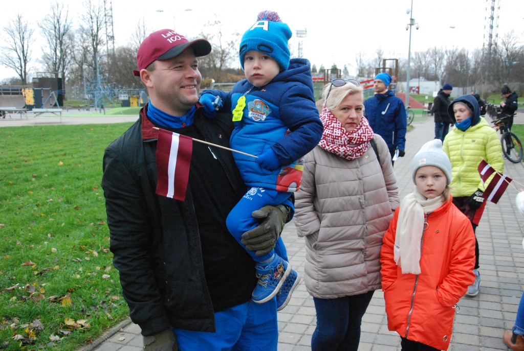 FOTO.VIDEO: Latvijas simtgadē kuplā skaitā izskrien Latviju Liepājā 